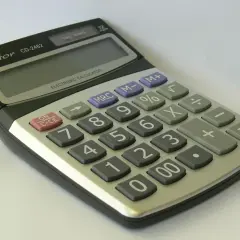 Kalkulator Vector CD-2462. Pomaga w obliczeniach, np. różnic między amortyzacją bilansową a podatkową.