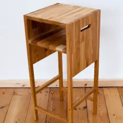 Ein schlichter Barhocker aus Holz, der zum **barhocker selber bauen** inspiriert. Mit integriertem Fach und Griff.
