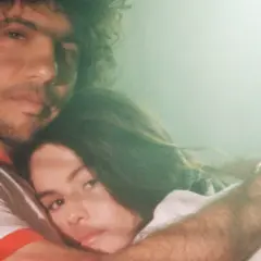 Jonas Brothers "Leave Before You Love Me" tekst: czułe objęcie pary, ona wtulona w jego ramię, on obejmuje ją.