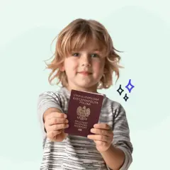 Chłopiec z paszportem w ręku. Dowiedz się, jak wyrobić dziecku paszport, by podróżować po świecie.