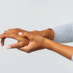 Mano che si massaggia il dorso per alleviare un fastidioso dolore.