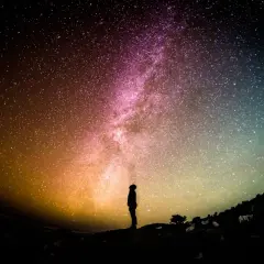Sylwetka człowieka pod Drogiem Mlecznym. Idealne ujęcie dla tych, którzy zaczynają swoją przygodę z astronomią.