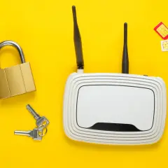 Router, kłódka, klucze i karty SIM symbolizują dostęp do sieci, w tym pasma LTE, oraz bezpieczeństwo połączenia.