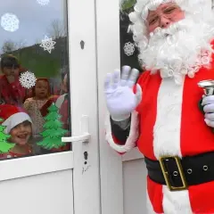 Kto zagląda w okno? Odkryj tajemnice tradycji bożonarodzeniowych