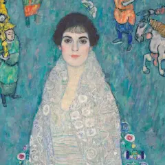 Portret kobiety w koronkowej szali, otoczonej postaciami z barwnego orszaku. Jedno z dzieł Gustava Klimta.