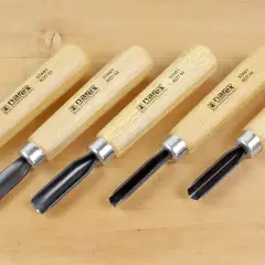 Ensemble de cinq gouges Narex, un outil de sculpteur essentiel pour le travail du bois.