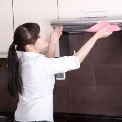 Skuteczne sposoby na umycie zatłuszczonych szafek kuchennych