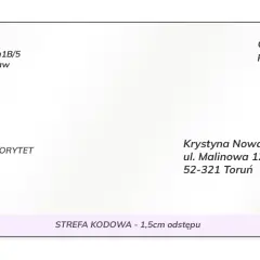Jak opisać kopertę: dane nadawcy (Jan Kowalski, Wrocław), odbiorcy (Krystyna Nowak, Toruń), priorytet i opłata pocztowa.