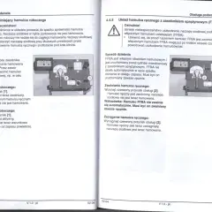 Aby zaciągnąć hamulec w naczepie, wyciągnij czarny przycisk [1]. Hamulec roboczy jest aktywny, a naczepa siodłowa jest warunkowo hamowana.