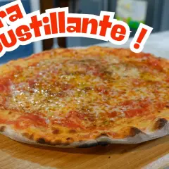 Une pizza ultra croustillante, parfaite pour une recette pâte à pizza fine. La croûte dorée et le fromage fondant invitent à la dégustation.