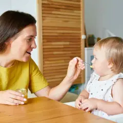 Ile zarabia opiekunka w żłobku? Zaskakujące fakty o wynagrodzeniach