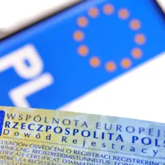 Fragment dowodu rejestracyjnego z napisem "Rzeczpospolita Polska". Sprawdź, jak sprawdzić, czy dowód rejestracyjny jest do odbioru.