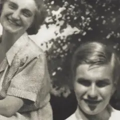 Uśmiechnięta Zośka, bohaterka "Kamieni na szaniec", w letnim słońcu. Obok niej młody mężczyzna.