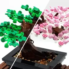 Zwei LEGO Bonsai Bäume, einer grün, einer rosa blühend. Die Anleitung für den LEGO Bonsai ist hier zu sehen.