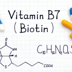 Biotin (Vitamin B7) Kapseln und chemische Formel. Biotin wirkung psyche: Dieses Vitamin ist wichtig für Nerven und Stoffwechsel.