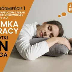 Zmęczona pracownica śpi na poduszce przy biurku. Czy drzemka w pracy pomaga? Obraz nawiązuje do światowego dnia snu.