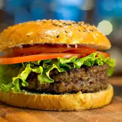Skąd pochodzi hamburger? Rozwikłaj zagadkę niemiecko-amerykańskich korzeni.