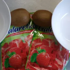 Dlaczego galaretka nie tężeje z kiwi? Odkryj tajemnice enzymów