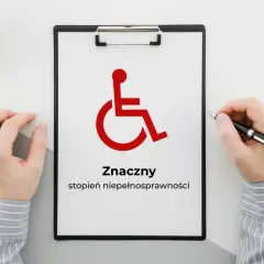Na tablicy widnieje symbol osoby na wózku inwalidzkim i napis "Znaczny stopień niepełnosprawności".