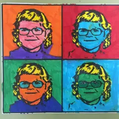 Retrato de cuatro paneles al estilo de arte pop Andy Warhol, con una niña sonriente con gafas y cabello rubio, cada panel con un fondo de color diferente.
