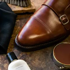 Cirage pour chaussure en cuir marron, avec une brosse, un chiffon et un produit. Attention, un imperméabilisant abîme chaussure s'il est mal utilisé.
