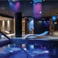 Luksusowy spa nad morzem z basenem i kolorowymi prysznicami. Relaks w nowoczesnym, przytulnym wnętrzu.