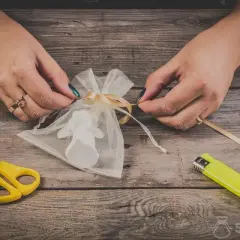 Twórz piękne dekoracje z satynowej wstążki: Poradnik DIY