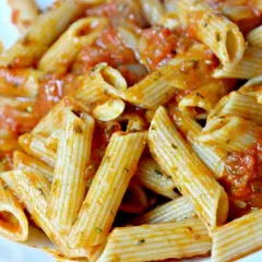 Pyszny makaron penne z aromatycznym sosem pomidorowym, posypany ziołami. Idealny na szybki obiad.