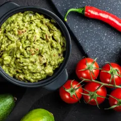Gotowy guacamole przepis: świeże awokado, pomidory, limonka, papryczka chili i cebula. Idealne na imprezę!