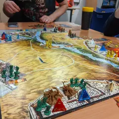 Bitwa o starożytne Kemet trwa. Zielone i żółte armie walczą o kontrolę nad Nilem, a gracze planują swoje ruchy.