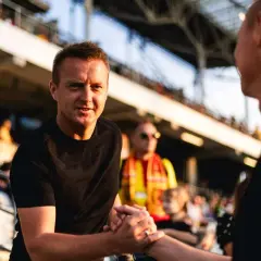 Trener Stali Mielec wita kibica na stadionie.