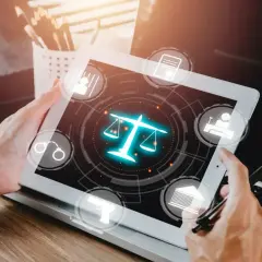 Dłoń trzyma tablet z ikonami prawnymi, pokazując jak sprawdzić wyrok po sygnaturze.