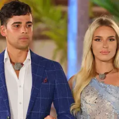 Para młoda w eleganckich strojach, przygotowująca się do wejścia na galę w hotelu Paradise 5.