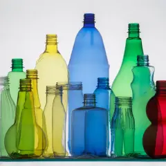 Butelka PET z czego jest? Poznaj skład i proces produkcji