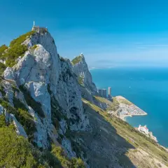 Widok na Gibraltar z góry, z widocznymi budynkami i morzem. Idealne miejsce na loty widokowe.