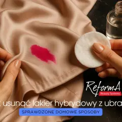 Jak zmyć lakier hybrydowy z ubrania? Wacik nasączony płynem do usuwania lakieru i plama na satynowej tkaninie.