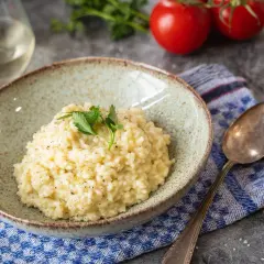 Cremiges Risotto mit Petersilie, perfekt für ein einfaches Risotto Rezept. Dazu ein Glas Weißwein und frische Tomaten.