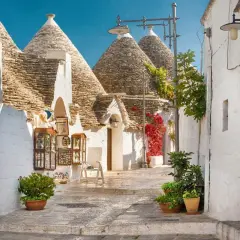 En charmig gränd i Alberobello, Italien, med sina ikoniska trulli-hus med koniska tak.