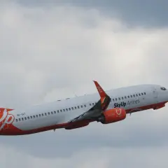 Samolot SkyUp Airlines wznosi się na tle pochmurnego nieba.