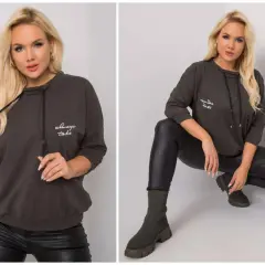 Damski bezrękawnik z kapturem plus size w kolorze grafitowym, z napisem "always take". Modelka prezentuje go w stylizacji z czarnymi legginsami.