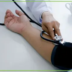Lekarz mierzy ciśnienie. Dowiedz się, jakie skoki ciśnienia są niebezpieczne dla zdrowia i życia.