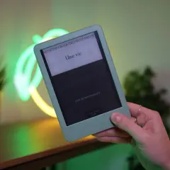 Une liseuse avec technologie e-ink affiche "Une vie" de Guy de Maupassant, dans une ambiance lumineuse et moderne.