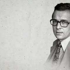 Portret Krzysztofa Zanussiego w okularach, w garniturze i krawacie. Jego filmy to klasyka polskiej kinematografii.
