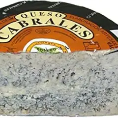 Queso Cabrales con su característico veteado azul, listo para la subasta.