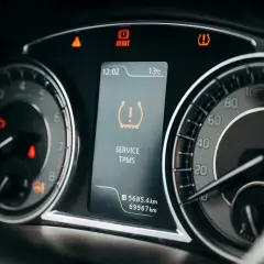 Na desce rozdzielczej świeci się kontrolka informująca o problemie z ciśnieniem w oponach (TPMS).