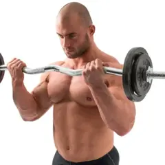 Mięśniowy mężczyzna ćwiczy z gryfem łamanym, budując biceps. Po bokach widoczne detale gryfu.