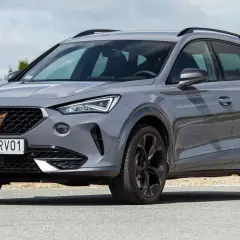 Szary Cupra Formentor na drodze. Wiele osób szuka opinii o tym modelu, a ten egzemplarz prezentuje się świetnie.