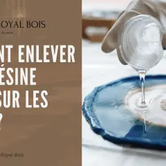 Main gantée verse de la résine époxy bi-composant sur un plateau bleu. Le titre demande comment enlever la résine époxy sur les mains.