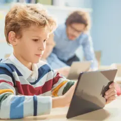 Schüler lernen mit Tablets und Laptops. Digitale Medien in der Schule fördern interaktives Lernen.