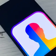 Ikona aplikacji **aplikacja faceapp** na ekranie telefonu. Kolorowy profil twarzy podzielony na niebieski, czerwony i żółty.
